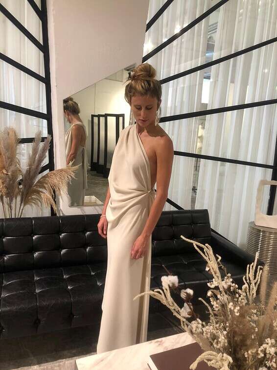 שמלה לבנה נשפכת // צילום: אלון לבנה